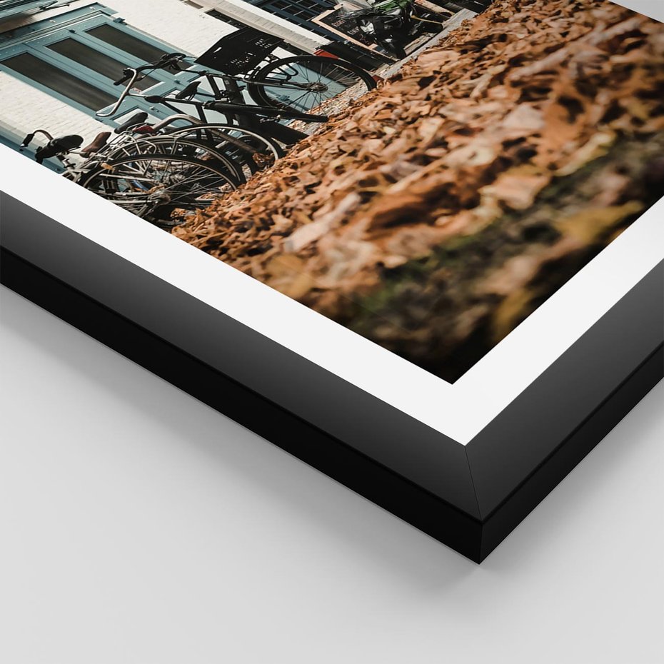 Plakat w ramie 50x70 - Rowery w Mieście pełnym Liści - rower, miasto - rama czarna