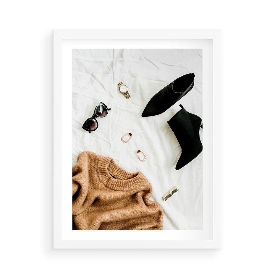 Plakat w ramie 50x70 - Styl i Klasyka - modowa fotografia, sweter - rama biała