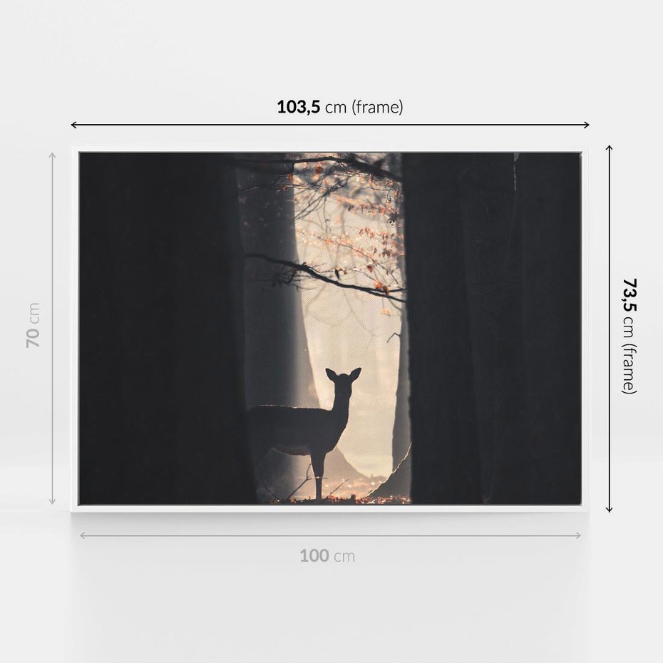 Obraz w ramie 100x70 - Sarnie Skoki - zdjęcie, klimatyczny las - rama biała