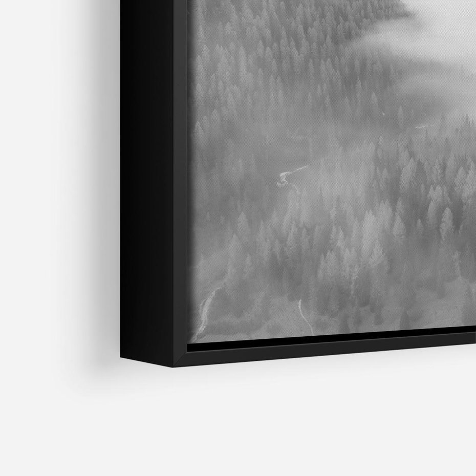 Obraz w ramie 50x50 - Szare Góry - zamglony krajobraz, las - rama czarna