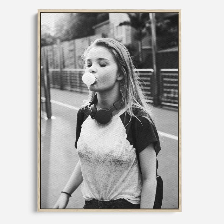 Obraz w ramie 70x100 - Letnia Młodość - nowoczesna fotografia, czarno biała - rama drewno