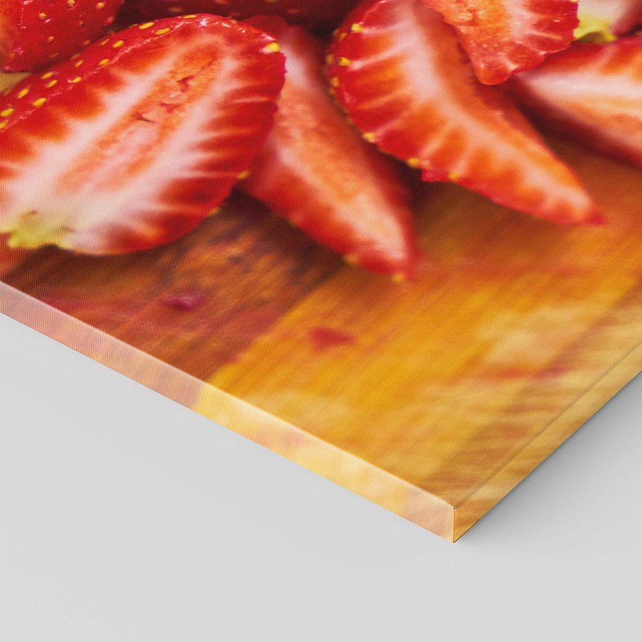 Obraz na płótnie 80x120 - Truskawki - Smak Lata w Owocowym Ogrodzie - truskawki, owoce