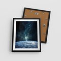 Plakat w ramie 40x50 - Wędrówka przez galaktyki - ziemia, kosmos - rama czarna