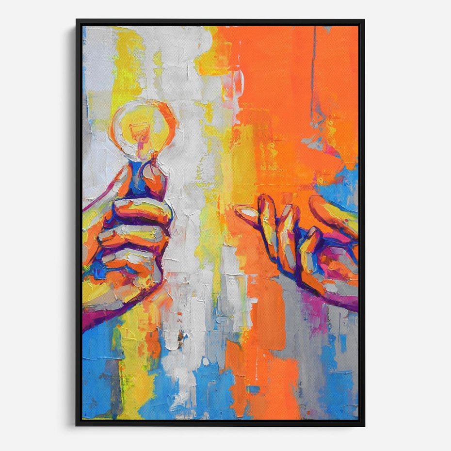 Obraz w ramie 70x100 - Refrakcje wewnętrznego światła - abstrakcyjne dzieło, dłoń trzyma żarówkę - rama czarna