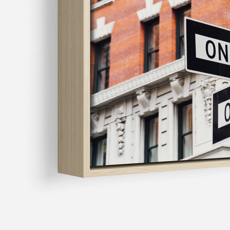 Obraz w ramie 80x120 - Namiastka wielkiego miasta - Nowy Jork, drogowskaz - rama drewno
