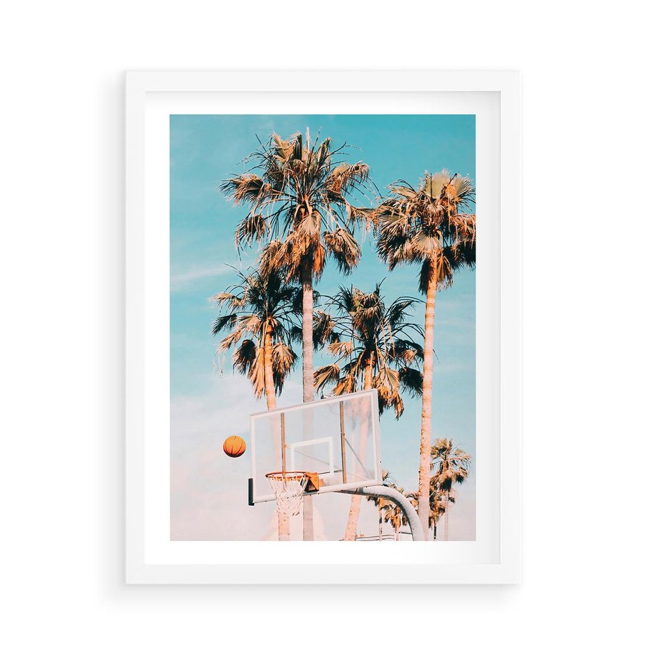 Plakat w ramie 50x70 - Egzotyczna Koszykówka - palmy na tle nieba, koszykówka - rama biała