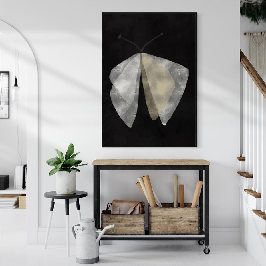 Obraz w ramie 50x70 - Obce Powidoki - abstrakcyjna ćma, mroczna atmosfera - rama czarna