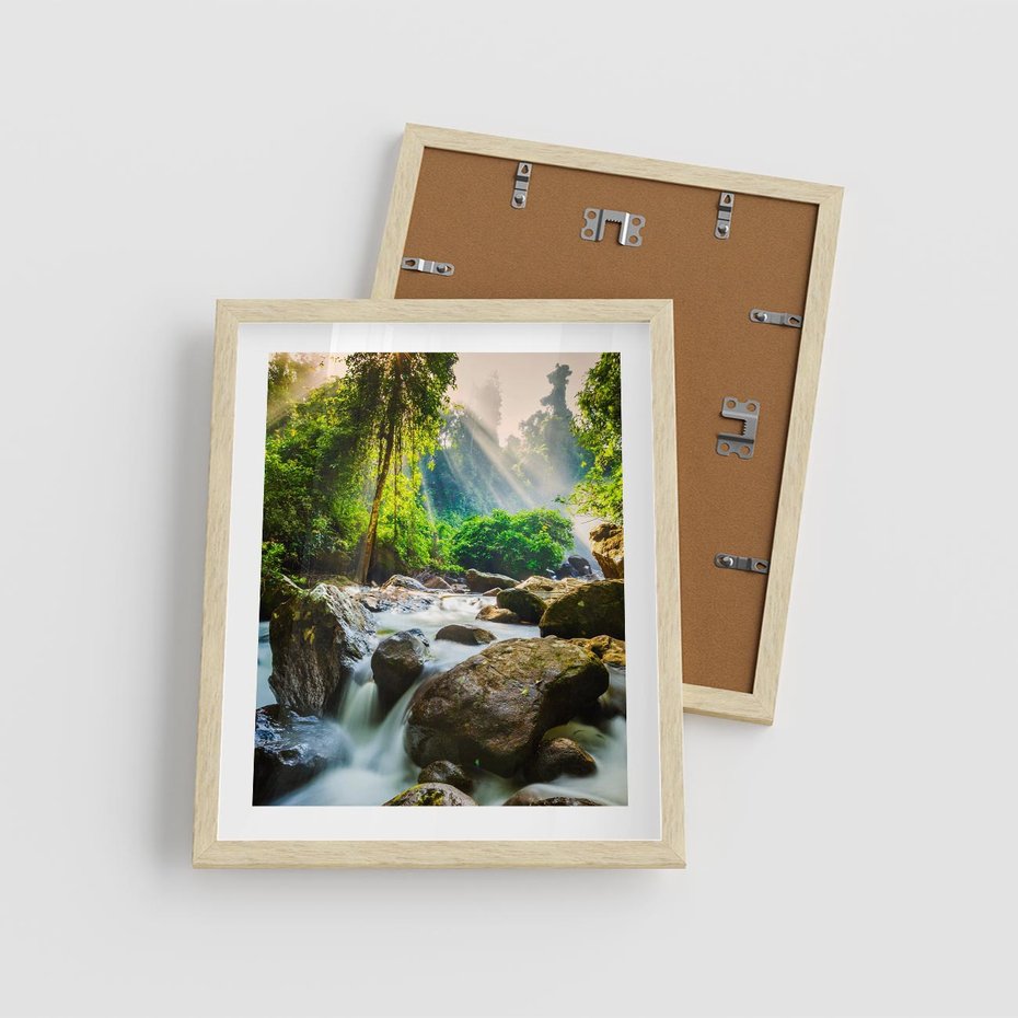 Plakat w ramie 40x50 - Idylliczny strumyk w urokliwym lesie - strumyk, las - rama drewno