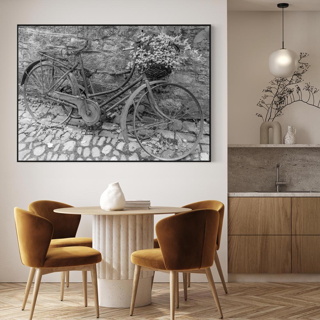 Obraz w ramie 100x70 - Zapomniany Urok - czarno biała fotografia, stary rower oparty o mur - rama czarna