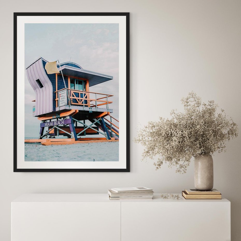 Plakat bez ramy 30x40 - Plażowa Kolorystyka: Budka Ratownika w Pastelach - pastelowa budka ratownika, plaża Miami