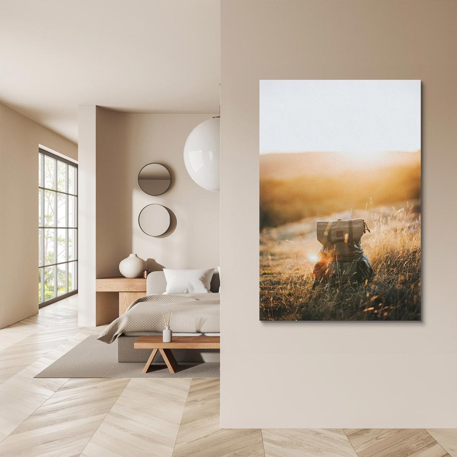 Obraz na płótnie 50x70 - Podróżniczy bukiet na łące - plecak, podróż