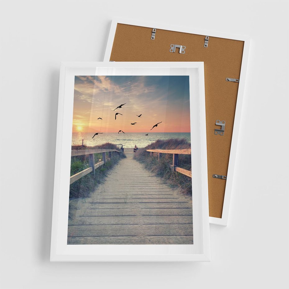 Plakat w ramie 50x70 - Sielanka nad brzegiem - plaża, pomost - rama biała