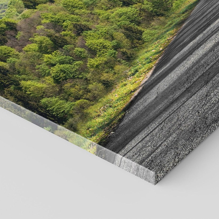 Obraz na płótnie 90x30 - Droga przez góry: podróż do przygody - droga, góry