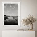 Plakat w ramie 50x70 - Nadmorska Melodia - czarno białe zdjęcie, plaża - rama biała
