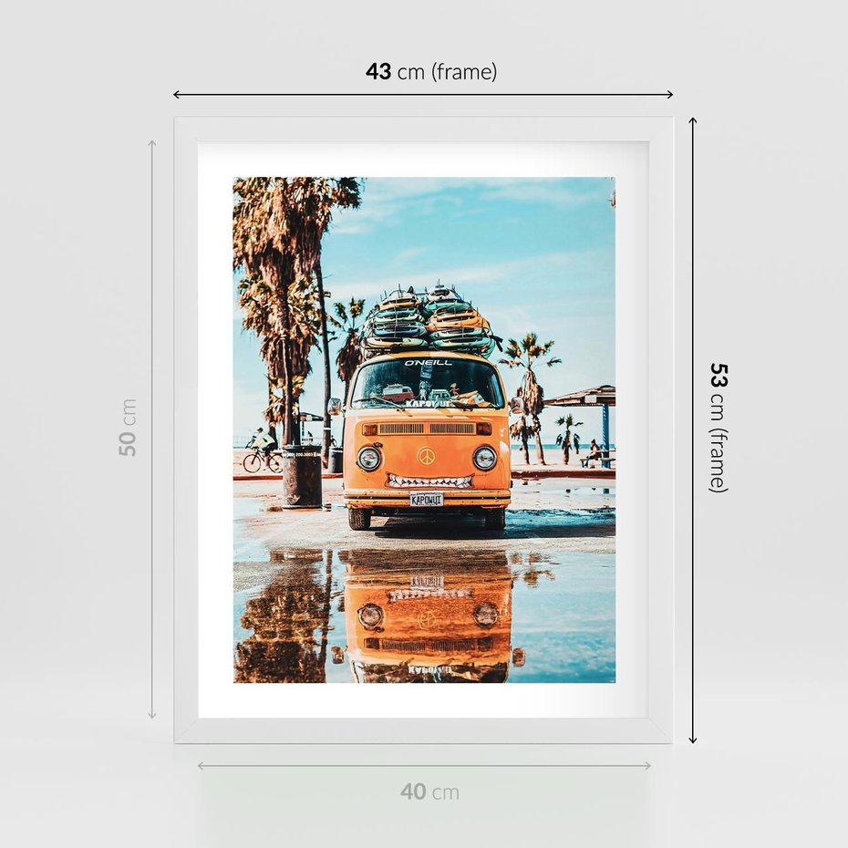 Plakat w ramie 40x50 - Wakacje na Kółkach - kamper, deski surfingowe na dachu - rama biała