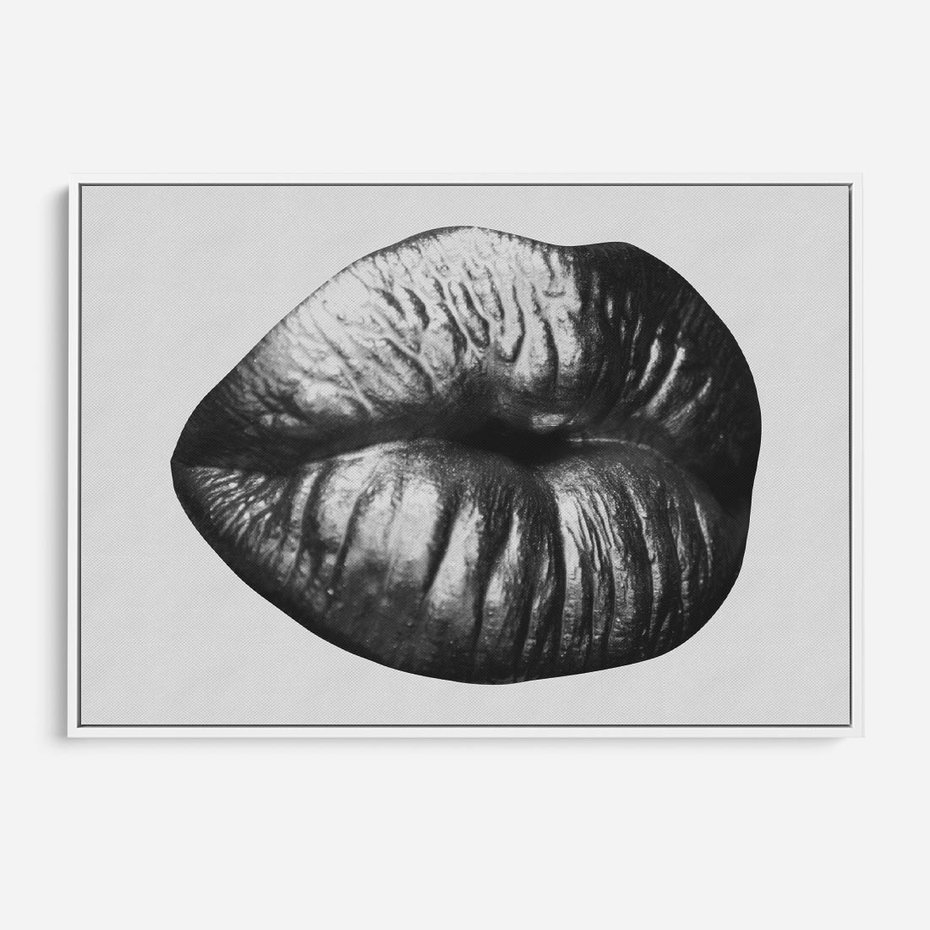 Obraz w ramie 70x50 - Srebrna Moc Wyrazu - srebrne usta, zbliżenie - rama biała