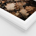 Plakat w ramie 30x40 - Jesienna Melodia: Liście i Szyszki - suche liście, szyszki - rama biała