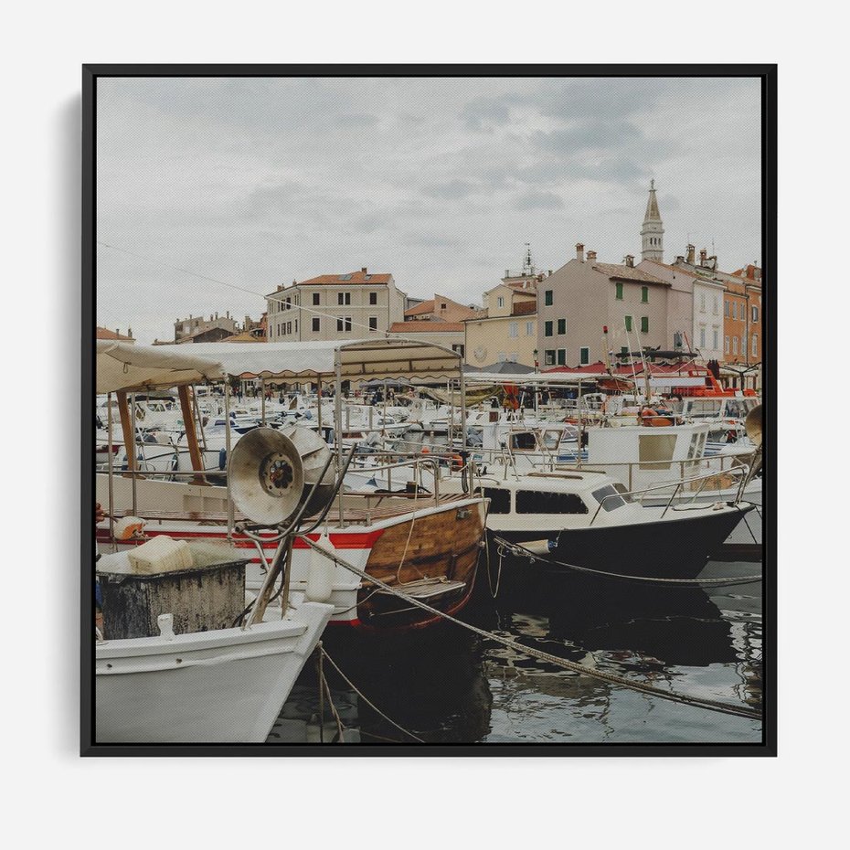 Obraz w ramie 50x50 - Malowniczy Krajobraz Morski - morze, łódki - rama czarna