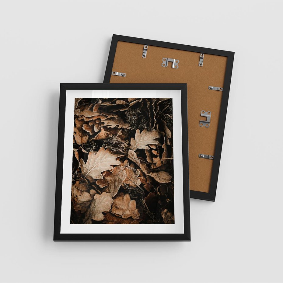 Plakat w ramie 40x50 - Jesienna Melodia: Liście i Szyszki - suche liście, szyszki - rama czarna