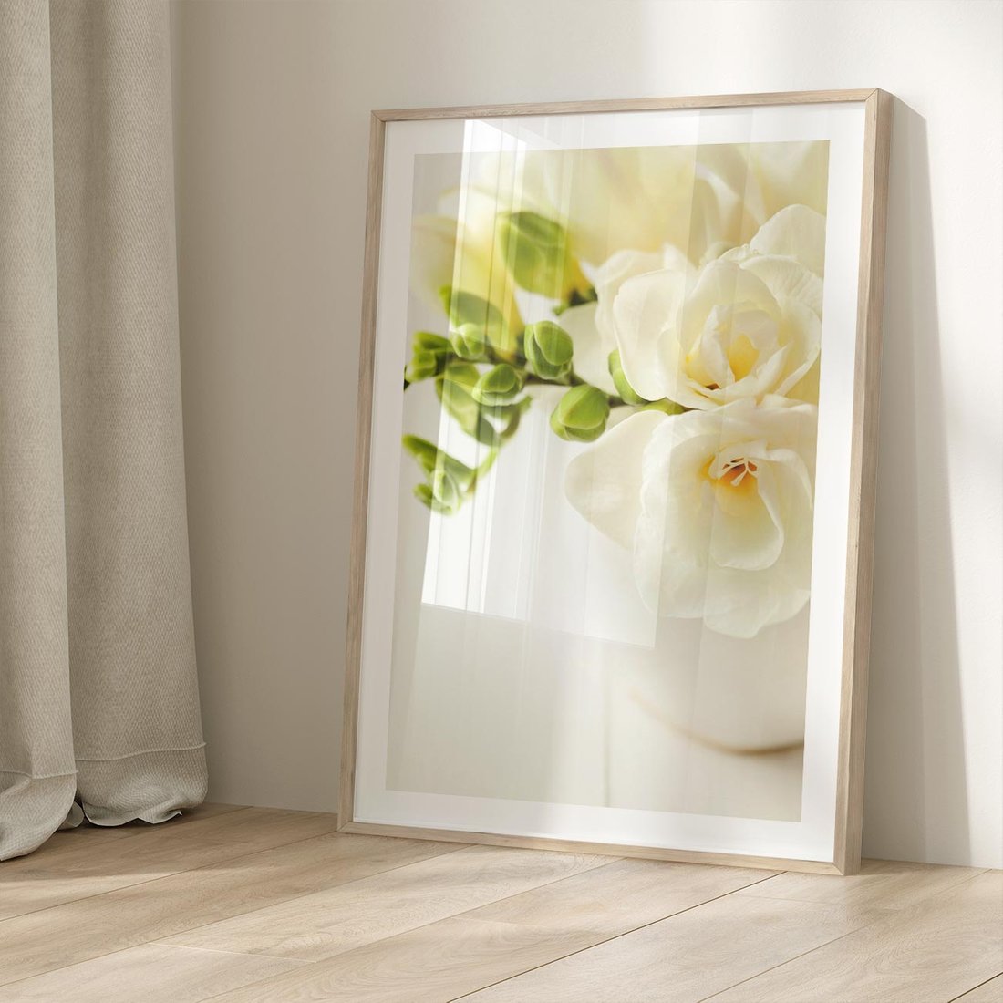 Plakat w ramie 40x50 - Subtelność białych frezji - frezja, białe - rama drewno