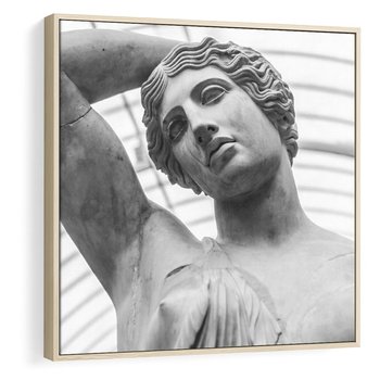 Obraz w ramie 80x80 - Zaklęta w Kamieniu - antyczna rzeźba kobiety na fotografii, czarno biała - rama drewno