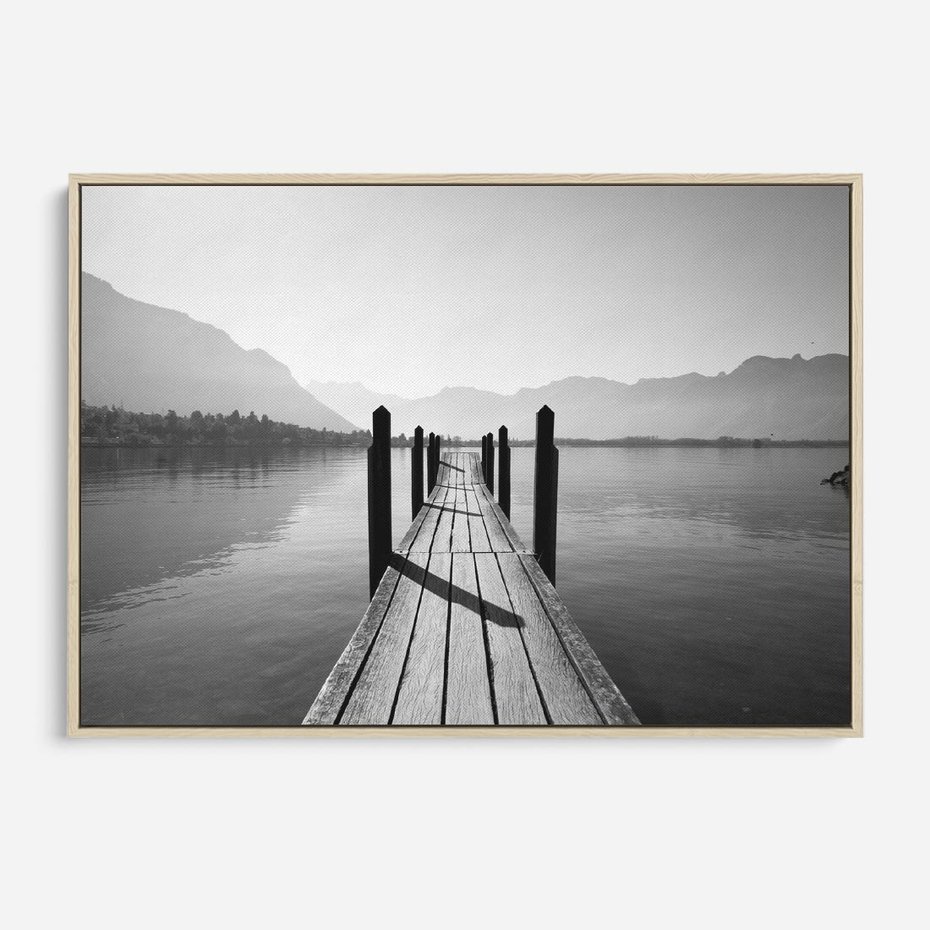 Obraz w ramie 120x80 - Spokojna Przystań - czarno biała fotografia, drewniany pomost na jeziorze - rama drewno