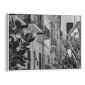 Obraz w ramie 70x50 - Nadmorska Uliczka - czarno białe zdjecie, uliczka w nadmorskim mieście - rama biała