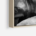 Obraz w ramie 120x80 - Potęga Afryki - czarno biała fotografia, zbliżenie na postać nosorożca - rama drewno