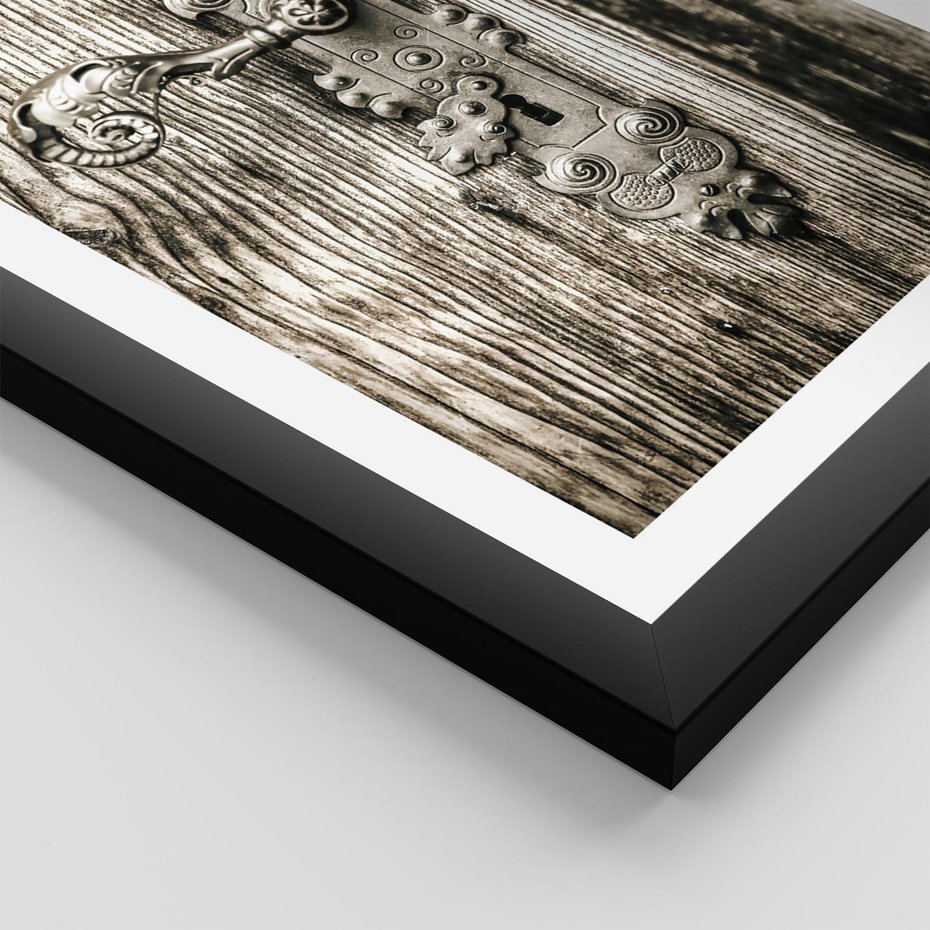 Plakat w ramie 40x50 - Stare Drzwi z Ozdobną Klamką - stare drzwi, klamka - rama czarna