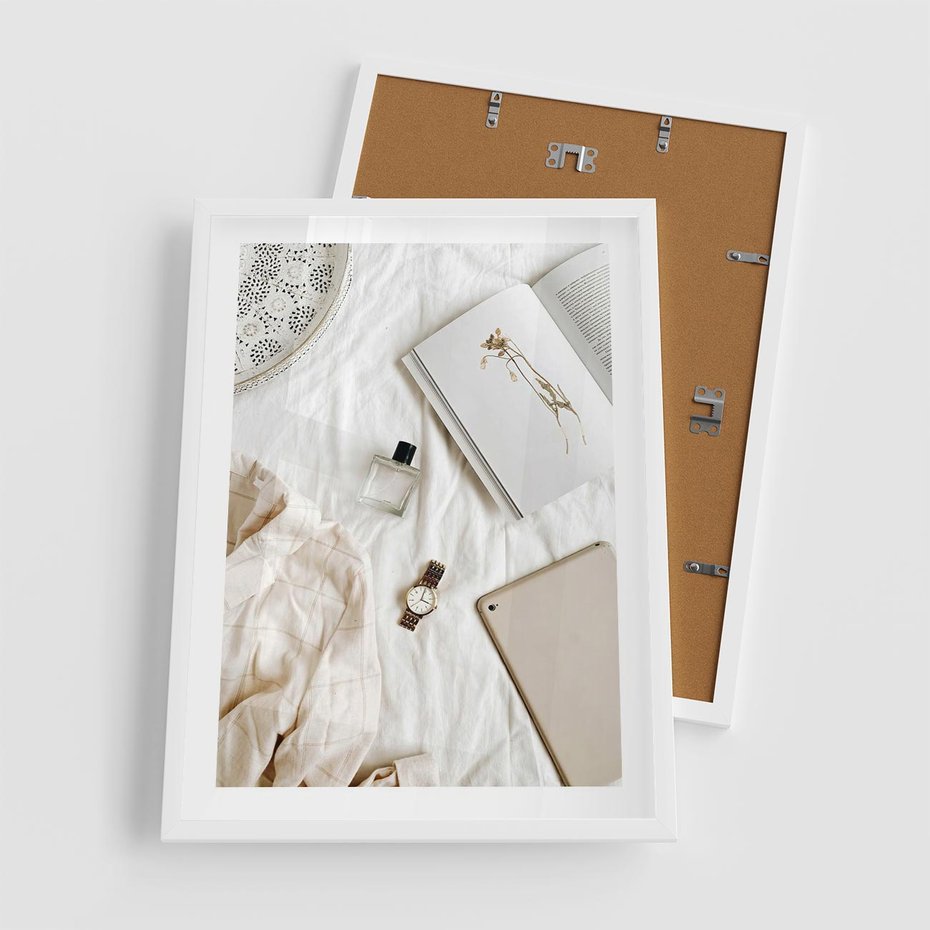 Plakat w ramie 50x70 - Perfumy, Książka i Moda - kobieca kompozycja, perfumy - rama biała