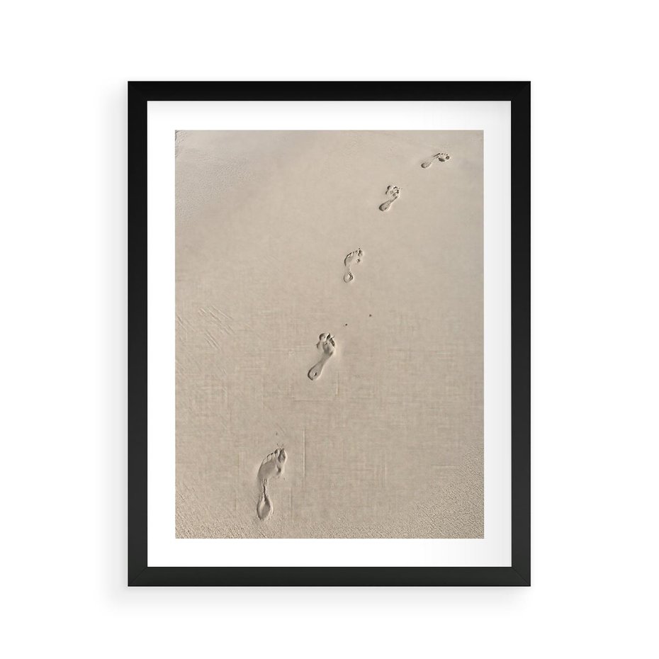 Plakat w ramie 40x50 - Ślady na Złocistym Piasku - piasek, ślady stóp na piasku - rama czarna