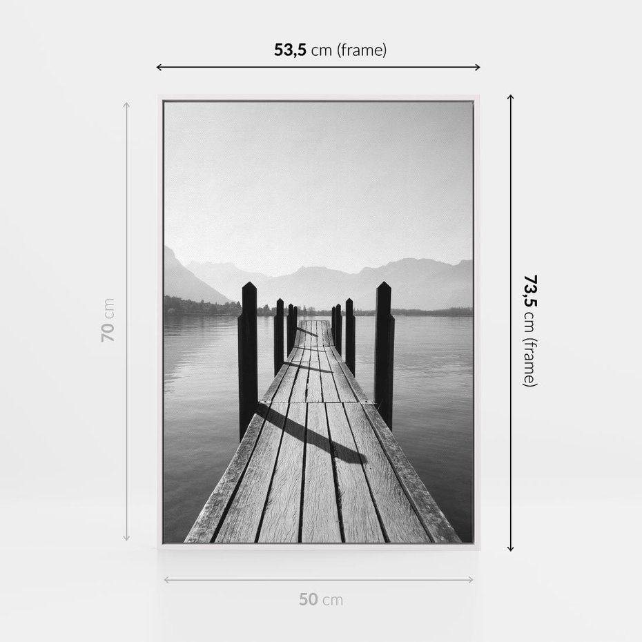 Obraz w ramie 50x70 - Spokojna Przystań - czarno biała fotografia, drewniany pomost na jeziorze - rama biała