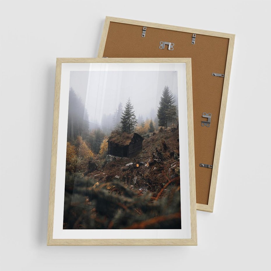Plakat w ramie 50x70 - Górski las - stary zniszczony domek w górach, góry - rama drewno