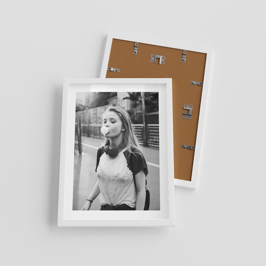 Plakat w ramie 30x40 - Letnia Młodość - nowoczesna fotografia, czarno biała - rama biała