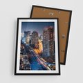 Plakat w ramie 50x70 - Miasto nocą z wieżowcami w tle - miasto, nocą - rama czarna