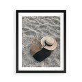 Plakat w ramie 40x50 - Plażowe Przygotowania - torba plażowa, kapelusz - rama czarna