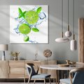 Obraz na płótnie 70x70 - Świeżość limonek w wodzie - limonki, woda