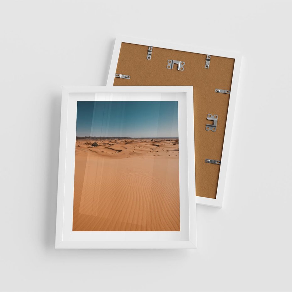 Plakat w ramie 40x50 - Piasek w Przytulnym Wnętrzu - pustynia, piasek - rama biała