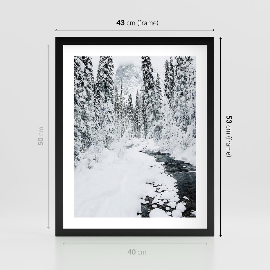 Plakat w ramie 40x50 - Spokój Zimowego Lasu w Górach - zima w lesie, w górach - rama czarna