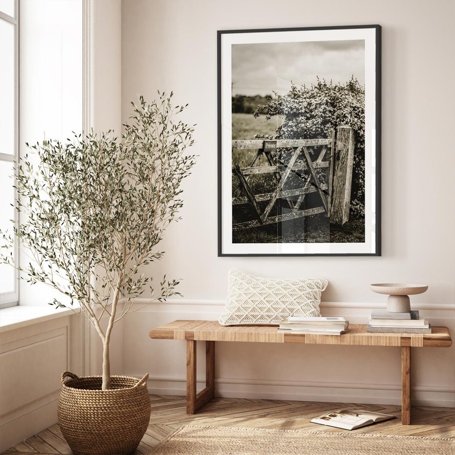 Plakat w ramie 50x70 - Wiejski Urok: Stary Płot i Kwitnący Krzew - rustykalne zdjęcie, stary płot - rama czarna