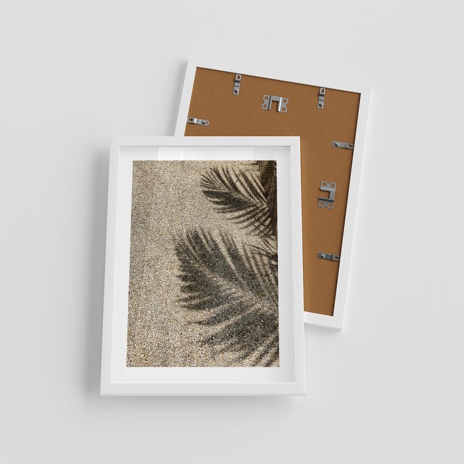 Plakat w ramie 30x40 - Plażowa Idylla - palma, cień na piasku - rama biała