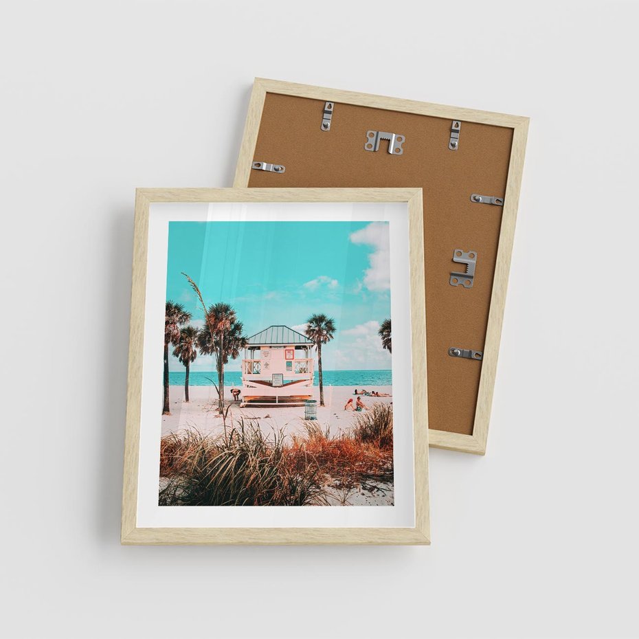 Plakat w ramie 40x50 - Plaża, Palmy i Spokój Miami - budka ratownika, plaża Miami - rama drewno
