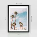 Plakat w ramie 40x50 - Tropikalna Sielskość: Palmy i Błękitne Niebo - palmy na tle błękitnego nieba - rama czarna
