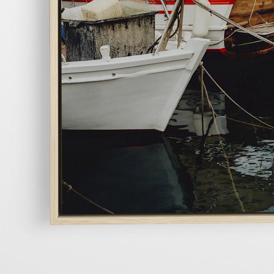 Obraz w ramie 80x120 - Malowniczy Krajobraz Morski - morze, łódki - rama drewno