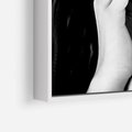Obraz w ramie 70x100 - Czarna Elegancja - fotografia czarno biała, zbliżenie portret kobiety w czerni - rama biała