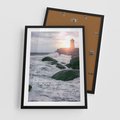 Plakat w ramie 50x70 - Latarnia, Zachód Słońca i Fale - latarnia na klifie, zachód słońca - rama czarna