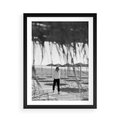 Plakat w ramie 50x70 - Wakacyjny Spacer - czarno białe zdjecie, plaża - rama czarna