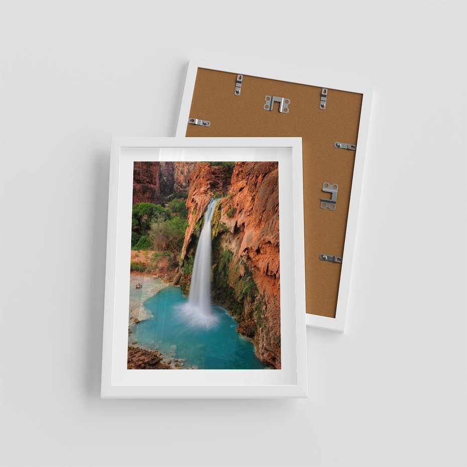 Plakat w ramie 30x40 - Wodospad wśród majestatycznych gór - wodospad, górski - rama biała