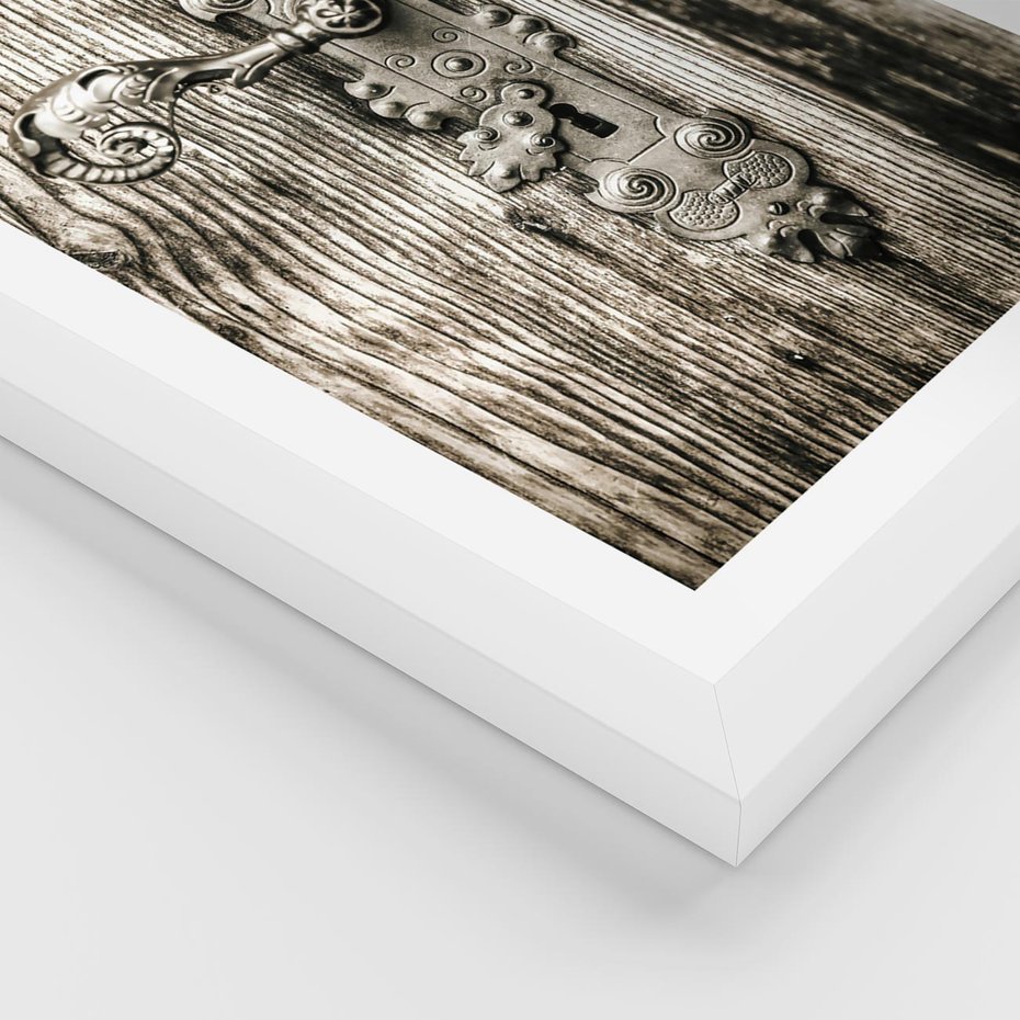 Plakat w ramie 50x70 - Stare Drzwi z Ozdobną Klamką - stare drzwi, klamka - rama biała