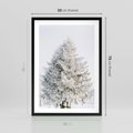 Plakat w ramie 50x70 - Zimowa Poezja w Ośnieżonym Drzewie - ośnieżone drzewo, zima - rama czarna